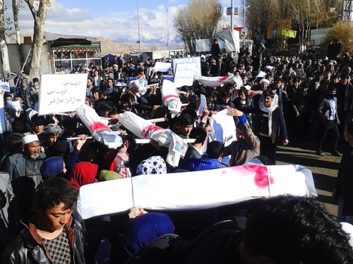 اعتراض بامیانی ها به کشتار هفت گروگان در زابل؛ معترضان دولت را به همکاری با مخالفان متهم کردند